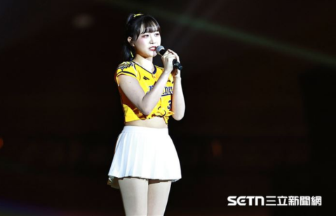 最稱職代言人 PS女孩邊荷律直播唱《後來》!這句歌詞竟聽成「喜年來」